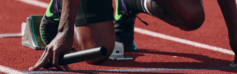 篮球运动员在训练中练习三分远投