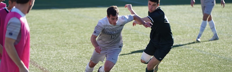 勒布朗·詹姆斯在比赛中突破上篮的精彩瞬间